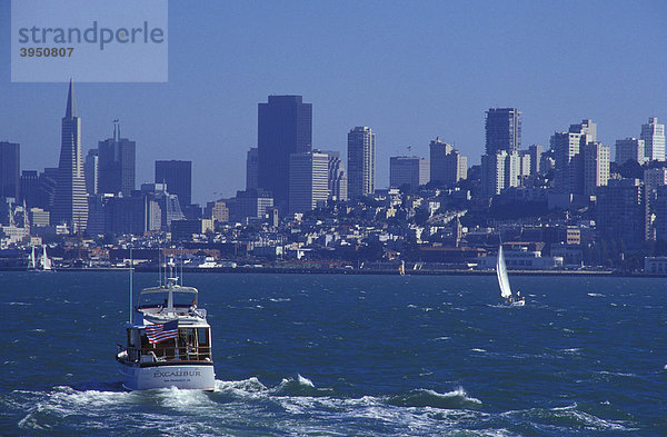 Motorjacht vor der Skyline von San Francisco  San Francisco Bay  Kalifornien  Amerika  USA