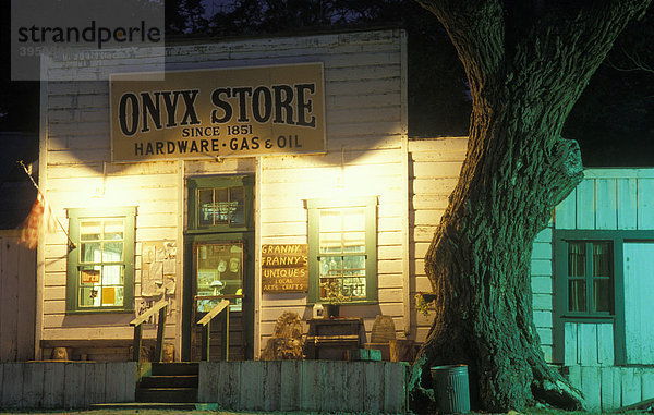 Alter Laden bei Nacht in Weldon  nostalgisch  bei Isabella Lake  Kalifornien  Amerika  USA