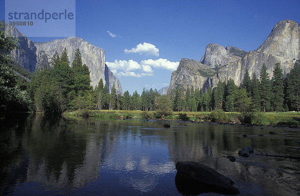 Blick in das Yosemite Tal mit dem Berg El Capitan links  Yosemite Nationalpark  Kalifornien  Amerika  USA