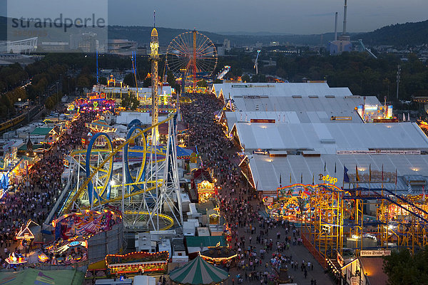 Blick auf das Cannstatter Volksfest  Fahrgeschäfte  Rummelplatz  Bierzelte  Menschen  Cannstatter Wasen  Stuttgart  Baden-Württemberg  Deutschland  Europa