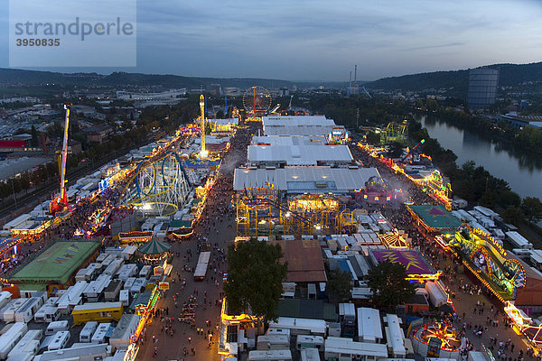 Blick auf das Cannstatter Volksfest  Fahrgeschäfte  Rummelplatz  Bierzelte  Menschen  Cannstatter Wasen  Stuttgart  Baden-Württemberg  Deutschland  Europa