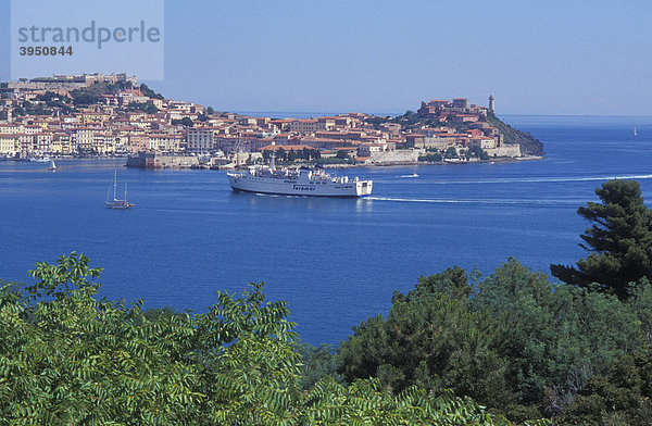 Blick auf Portoferraio  Fähre  Schiffsverkehr  Schiff  Elba  Insel Elba  Toskana  Italien  Europa