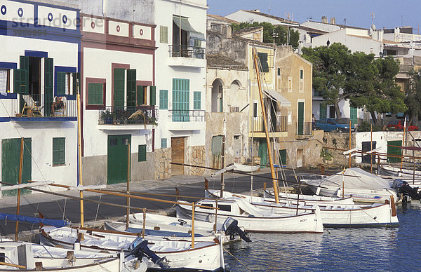 Fischerboote in Portocolom  Fischerhäuser  Fischerei  Mallorca  Balearen  Spanien  Europa