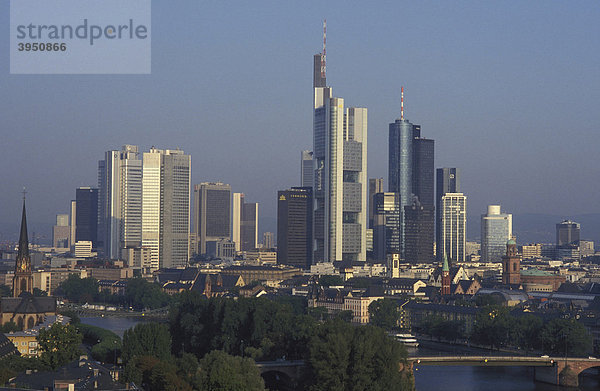 Skyline von Frankfurt  Panorama  Fluss Main  Hochhäuser  Bürogebäude  Hessen  Deutschland  Europa