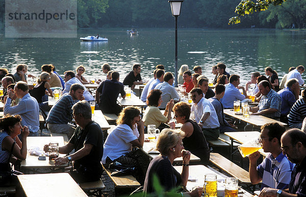 Biergarten Seehaus am Kleinhesseloher See  Menschen  Bier trinken  Englischer Garten  München  Bayern  Deutschland  Europa