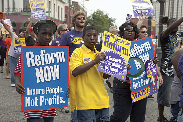 Mitglieder der Gewerkschaft demonstrieren während einer Labor Day Parade  Parade zum Tag der Arbeit  für eine Gesundheitsreform  Indianapolis  Indiana  USA