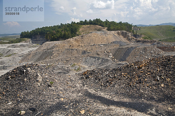Die Patriot Coal Corporation Samples Mine  welche die Technik des Abbaus von Bergkuppen zur Kohleförderung verwendet. Die Bergkuppen werden abgetragen und in den Tälern abgeladen um an die darunterliegende Kohle zu kommen. Die Samples Mine wurde aufgrund der rückläufigen Nachfrage nach Kohle vorübergehend geschlossen  Whitesville  USA