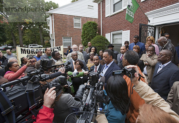 Reverend Jesse Jackson spricht auf einer Kundgebung und Pressekonferenz an der Wohnung eines Paares welches versucht  eine Zwangsversteiguner abzuwenden  und fordert bundesstaatliche Zuschüsse für Haus-und Wohnungseigentümer bei Zwangsversteigerungen  Detroit  Michigan  USA Zuhause von