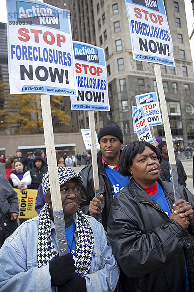 Gewerkschaften  religiöse Gruppen und Gemeinde-Organisationen demonstrieren vor der Konferenz der American Bankers Association gegen die großen Banken und Wall-Street-Firmen  die eine Finanzreform stoppen wollen  Chicago  Illinois  USA