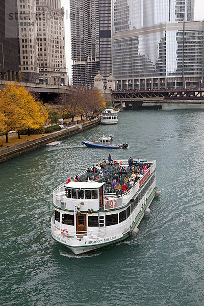 Touristen auf einem Boot auf dem Chicago River Fluss bei einer architektonische Führung durch die Stadt  Chicago  Illinois  USA