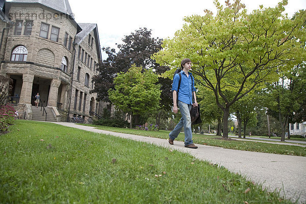 Ein Student geht über den Campus am Oberlin College in Oberlin  Ohio  USA