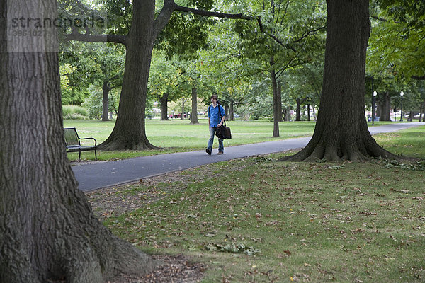 Ein Student geht über den Campus am Oberlin College in Oberlin  Ohio  USA