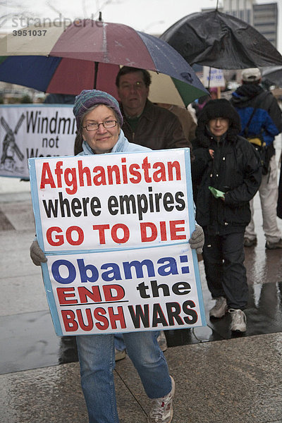 Anti-Kriegs-AktivistInnen demonstrieren vor dem Federal Building in Detroit gegen Präsident Obamas Plan  weitere 30.000 Soldaten nach Afghanistan zu schicken  Detroit  Michigan  USA schicken