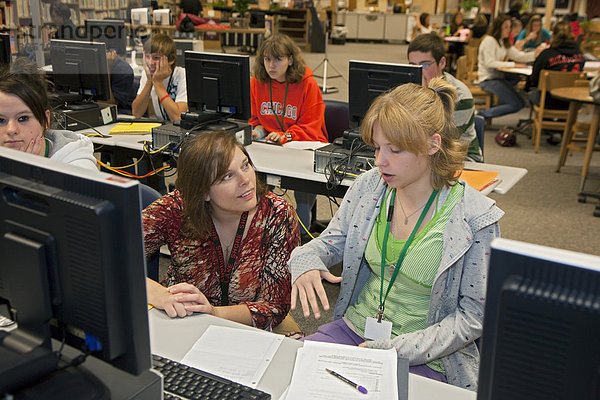 Medien-Spezialist Jodie Kleymeer hilft einer Schülerin bei der Arbeit am Computer im Medienzentrum  Bibliothek  an der Lake Shore High School  St. Clair Shores  Michigan  USA