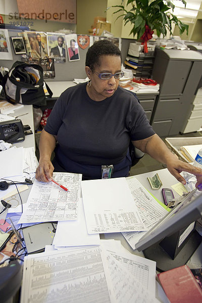 Sekretärin der Detroit Public Schools bei der Arbeit in den Zentralbüros des Schulsystems  Detroit  Michigan  USA