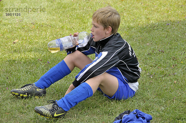Ein neunjähriger Spieler der E-2 Junioren wartet auf den Spielbeginn  Kinder-Fußballturnier  Baden-Württemberg  Deutschland  Europa