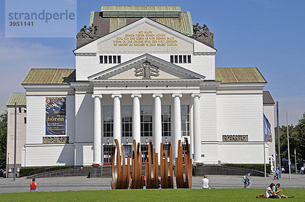 Theater Duisburg  davor die Metallskulptur 5 Bögen von dem Künstler Bernar Venets  Duisburg  Nordrhein-Westfalen  Deutschland  Europa