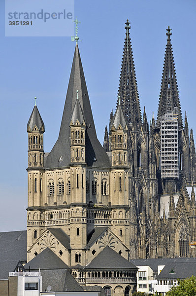 Groß St. Martin und dahinter der Kölner Dom  Köln  Nordrhein-Westfalen  Deutschland  Europa