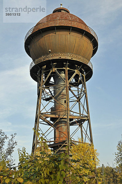 Historischer Wasserturm Süd  stillgelegter Rangierbahnhof Duisburg-Wedau  eine Industriebrache im Ruhrgebiet  Nordrhein-Westfalen  Deutschland  Europa