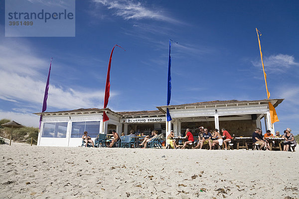 Menschen in einer Strandbar am Strand Es Trenc  Mallorca  Balearen  Spanien  Europa