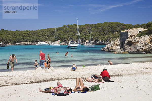 Strandleben in der Bucht s'Amarador  Cala MondragÛ  Naturschutzgebiet Parc Natural de MondragÛ  Mallorca  Balearen  Mittelmeer  Spanien  Europa