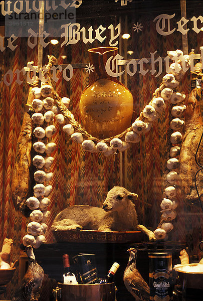 Dekoration Knoblauchzopf und Lamm im Restaurant El Bernadino  Segovia  Provinz Kastilien  Spanien  Europa