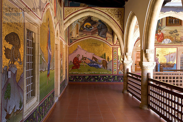 Königliches Kykkos Kloster  Innenhof  orthodoxes Kloster  Ikonen  Mosaike  Troodos Gebirge  Zypern  Griechenland  Europa