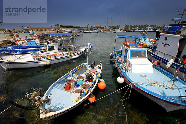 Boote im Fischereihafen von Pafos  Zypern  Griechenland  Europa