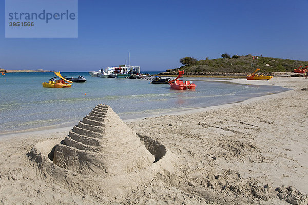 Pyramide aus Sand  Traumstrand am Nissi Beach  Agia Napa  Zypern  Griechenland  Europa