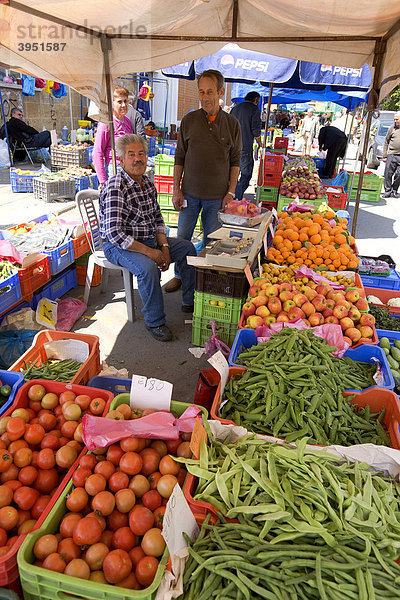 Markt  Gemüsestand  Verkäufer  Nicosia  Zypern  Griechenland  Europa