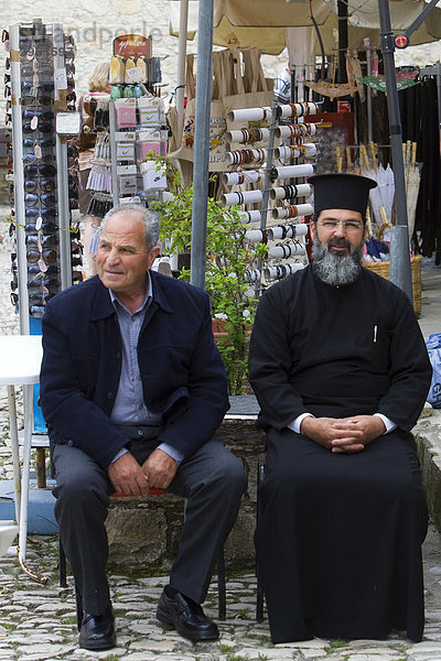 Orthodoxer Priester und alter Mann  Omodos im Troodos Gebirge  Zypern  Griechenland  Europa