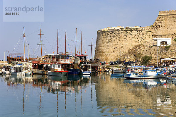 Fischerdorf  Hafen  byzantinische Burg  Girne  Keryneia  Zypern  Griechenland  Europa