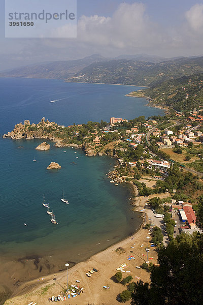 Strand bei Cefalu  Blick auf die Halbinsel Kalura  Provinz Palermo  Sizilien  Italien  Europa