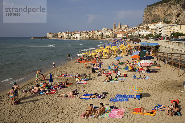 Strand von Cefalu  Cefalú  Provinz Palermo  Sizilien  Italien  Europa