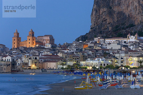 Altstadt  Meer  blaue Stunde  Dämmerung  Cefalú  Provinz Palermo  Sizilien  Italien  Europa