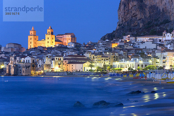 Altstadt  Meer  blaue Stunde  Dämmerung  Cefalú  Provinz Palermo  Sizilien  Italien  Europa