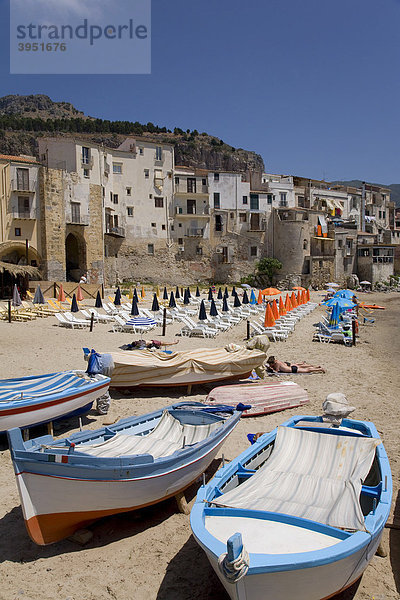 Fischereihafen  Strand  Cefalu  Provinz Palermo  Sizilien  Italien  Europa
