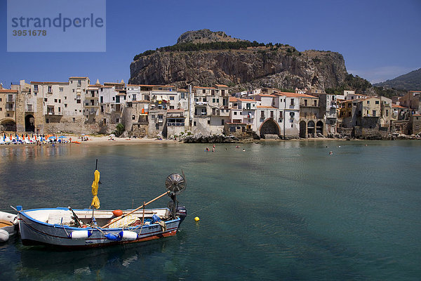 Fischereihafen  Strand  Cefalu  Provinz Palermo  Sizilien  Italien  Europa