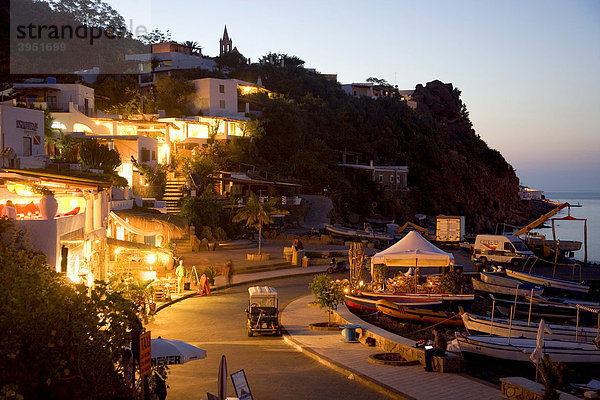 Hafenpromenade mit Restaurants und Cafes bei Nacht  Hafen der Insel Panarea  Liparische Inseln  Sizilien  Italien  Europa