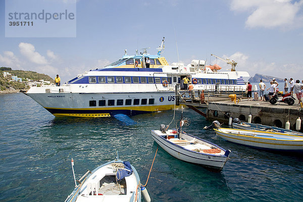 Fähre  Liparische Inseln - Sizilien  Hafenpromenade der Insel Panarea  Liparische Inseln  Sizilien  Italien  Europa