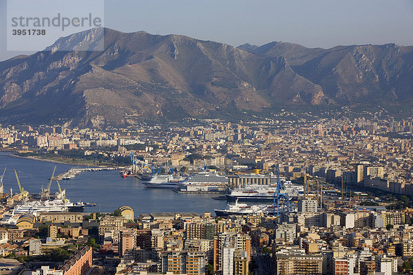 Blick vom Monte Pellegrino auf die Stadt und Hafen  Palmen  Palermo  Sizilien  Italien  Europa