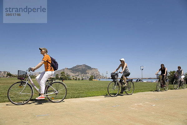 Fahrradtour mit Bikeguide Sylvia von BiSicily durch Palermo  Hafen  Palermo  Sizilien  Italien  Europa