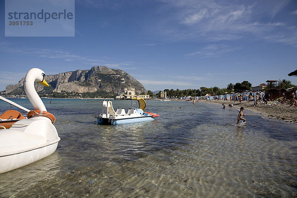 Schwan-Tretboot  Strand von Mondello bei Palermo  Palermo  Sizilien  Italien  Europa