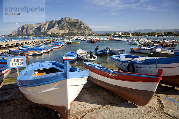 Hafen von Mondello bei Palermo  Palermo  Sizilien  Italien  Europa