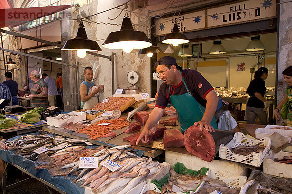 Fischmarkt auf der Insel Ortigia  der Altstadt von Syrakus  Sizilien  Italien  Europa