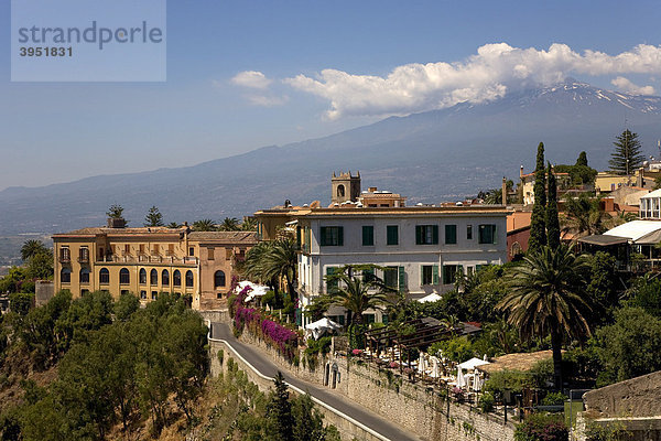 Blick auf Taormina  dahinter der Vulkan Ätna  Provinz Messina  Sizilien  Italien  Europa