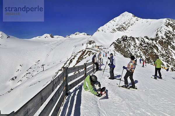 Skifahrer am Stubaier-Gletscher  Tirol  Österreich  Europa