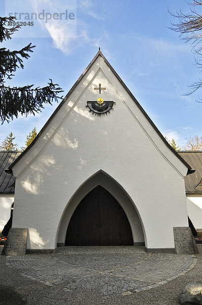 Friedhofkapelle im Waldfriedhof in Grünwald bei München  Bayern  Deutschland  Europa