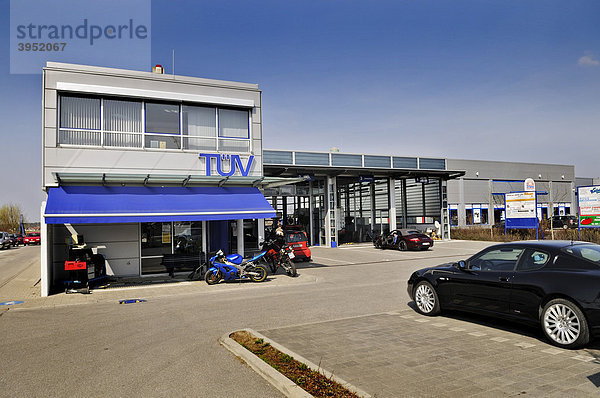 TÜV Station mit Maserati  München  Bayern  Deutschland  Europa