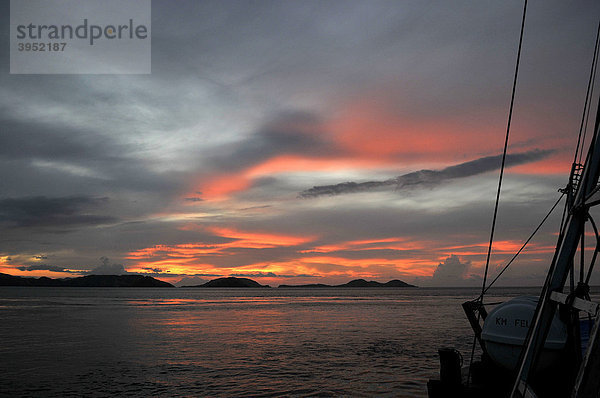 Sonnenuntergang bei einer der vielen Komodo Inseln  Komodo-National-Park  Indonesien  Südostasien